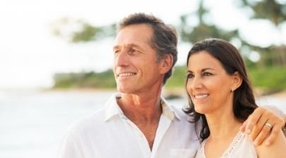 Pareja madura disfrutando su retiro en la playa