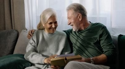 Pareja mayor compartiendo un momento tierno en casa