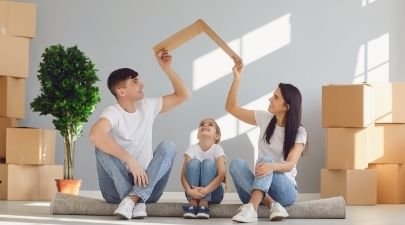 Familia formando un techo con sus manos, símbolo de protección del hogar
