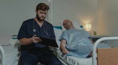 Médico atendiendo a paciente mayor en el hospital